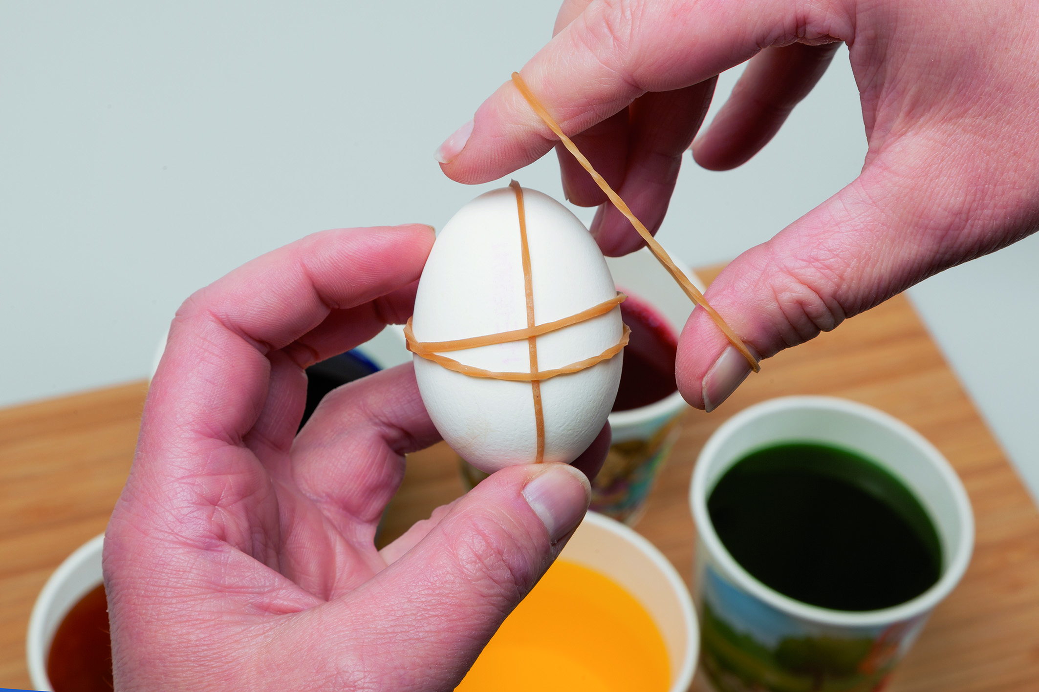 Eier färben mit Gummibändern